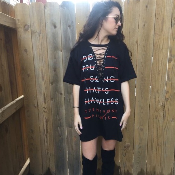 Tops - Twenty one pilots lace up tee